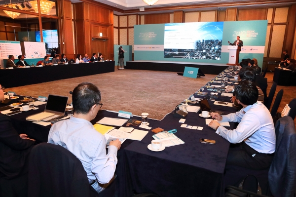 PPM 2019 참여 통신사 관계자들이 제주도 서귀포시 롯데호텔 제주에서 각국의 통신 사업 현황을 소개하고 글로벌 협력 방안을 논의하고 있다.