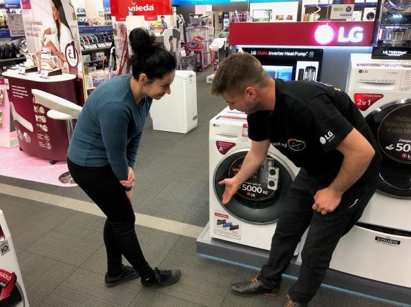 체코의 한 가전매장에서 LG전자 직원이 고객에게 LG 건조기의 차별화된 콘덴서 자동세척시스템을 소개하고 있다.