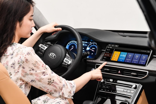 고객이 이달 출시 예정인 기아차 K7 프리미어에 적용된 ‘카투홈(Car-to-Home)’ 기능을 체험해 보고 있다.