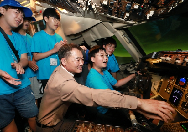 참가자들이 아시아나항공 운항승무원들이 실제로 비행훈련을 실시하는 항공기 시뮬레이터를 체험하고 있다.