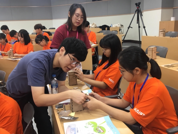 한화-KAIST 청소년 여름과학캠프에 참가한 멘토와 멘티들이 헝그리봇을 만드는 체험활동을 진행하고 있다