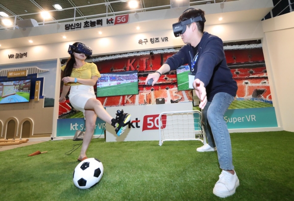 KVRF 2019에 방문한 고객들이 KT 전시관에서 슈퍼VR 축구 게임을 체험하고 있다.