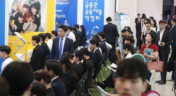 지난달 서울 동대문디자인플라자(DDP)에서 열린 금융권 공동 채용박람회에서 구직자들이 면접 차례를 기다리고 있다