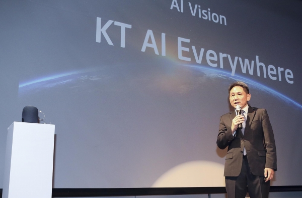 30일 서울 종로구 광화문 KT스퀘어에서 열린 AI 컴퍼니 선언 기자간담회에서 KT 마케팅부문장 이필재 부사장이 KT가 AI 컴퍼니로 변신할 것을 발표하고 있다.