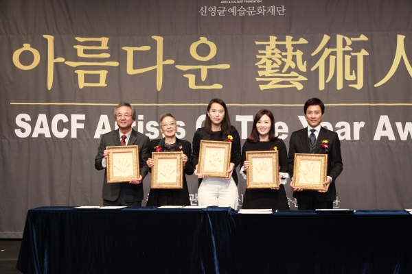 (왼쪽부터) 정동환, 김지미, 김보라, 하희라∙최수종 수상자