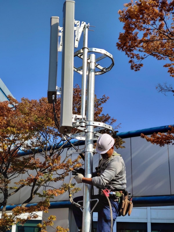 대전에 있는 ‘LTE-R 종합검증센터’에서 현장 기술자가 철도 환경에 최적화 된 솔루션 검증을 위해 안테나를 설치하는 모습.