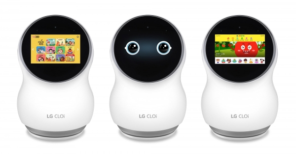 인공지능 홈로봇 'LG 클로이'에서 아들과딸 북클럽 콘텐츠(왼쪽)와 쥬니어네이버(오른쪽)가 동작하고 있는 모습.