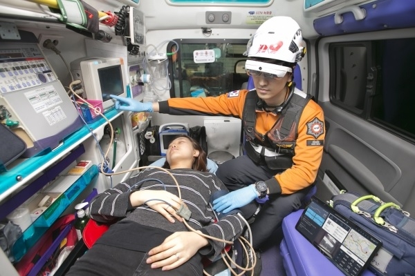 서울시 종합방재센터에서 상황실 직원이 응급 신고자에게 5G 기반 영상통화로 긴급 구호 방법을 안내하고 있다. (사진=KT 제공)