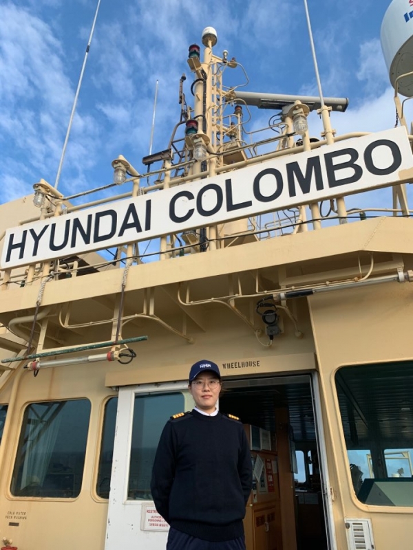 고해연 ‘현대 콜롬보(HYUNDAI COLOMBO)’호 기관장이 브릿지에서 포즈를 취하고 있다.