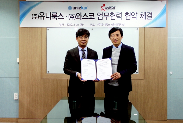 유니룩스 송봉옥 대표(왼쪽)와 와스코 박도홍 대표가 업무 협약을 맺고 기념촬영하고 있다.