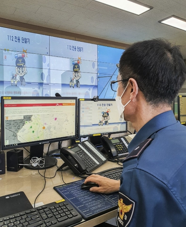 경북 경산경찰서의 경찰관이 '지오비전'을 통해 실시간 유동인구를 파악하며 핀 포인트 순찰을 준비하고 있는 모습