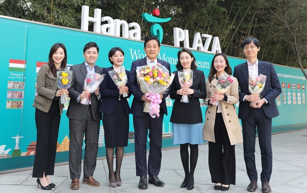 김정태 회장(사진 가운데)이 23일 하나금융그룹 명동 사옥에서 코로나19로 지친 직원들에게 봄 기운 가득한 꽃을 선물하고 기념촬영을 하고 있다.