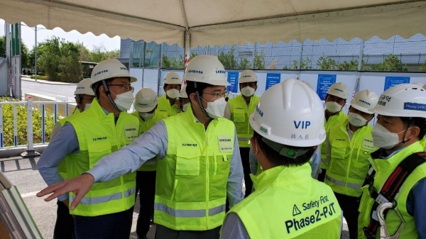 이재용 삼성전자 부회장이 18일 중국 산시성에 위치한 시안반도체 사업장을 찾아 현장 점검을 하고 있다.