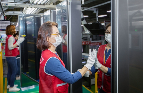 LG전자 직원들이 경남 창원사업장에서 최대 6벌의 옷을 한 번에 관리할 수 있는 대용량 의류관리기 '트롬 스타일러 플러스'를 생산하고 있다.