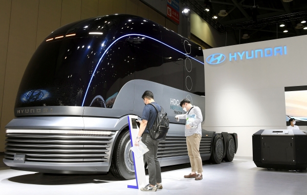 현대자동차가 ‘수소모빌리티+쇼’에서 공개한 수소전용 대형트럭 콘셉트카 ‘HDC-6 넵튠’을 관람객들이 살펴보고 있는 모습
