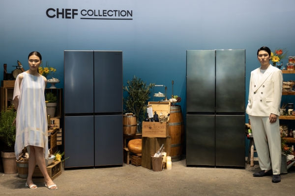 삼성전자 모델이 서울 성수동에 마련된 체험존에서 '뉴 셰프컬렉션' 냉장고를 소개하고 있다.