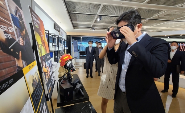 이재용 부회장이 6일 삼성전자 수원사업장에 위치한  'C랩 갤러리'를 찾아 사내 스타트업 '릴루미노' 기술을  체험하는 모습. '릴루미노'는 VR기술을 이용한  시각장애인 시각 보조 솔루션이다.