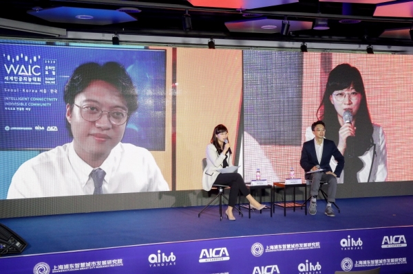 오순영 한글과컴퓨터 CTO(왼쪽)가 서울시 양재 AI허브센터에서 2020 WAIC 강연을 녹화하고 있다.