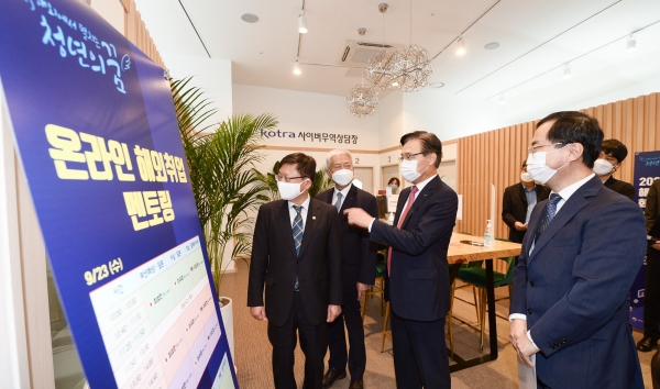 권평오 KOTRA 사장(오른쪽에서 두 번째)이 24일 서울 염곡동 KOTRA 사이버무역상담장을 찾아 현장을 점검하고 있다.