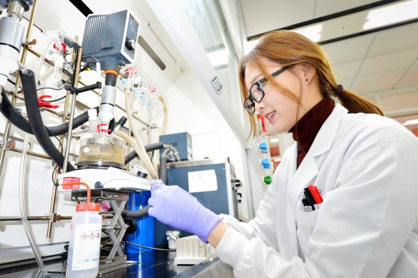 LG화학 미래기술연구센터 연구원들이 신규 개발한 생분해성 신소재의 물성을 테스트하고 있다.