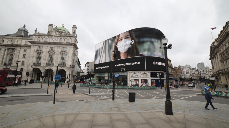 사진은 삼성전자가 영국 런던 피카딜리 서커스에서 진행 중인 '스마일 캠페인' 옥외 광고 모습.