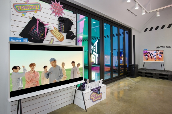 서울 가로수길에 위치한 방탄소년단 팝업스토어 'BTS POP-UP : MAP OF THE SOUL' 서울 쇼케이스에 설치된 삼성 '더 세리프'