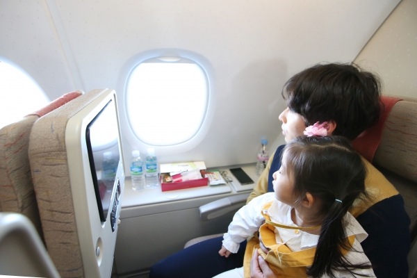 아시아나항공이 24일 A380 항공기로 인천~강릉~포항~김해~제주~인천 상공을 비행하는 「A380 한반도 일주 비행」을 실시했다. 이날 A380에 탑승한 승객들이 창밖의 국토 풍경을 감상하고 있다.