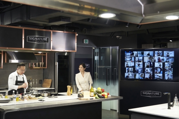 이준 셰프가 서울시 강남구 논현동에 있는 시그니처 키친 스위트 논현 쇼룸에서 화상채팅서비스 줌(Zoom)을 활용해 요리 수업을 진행했다.