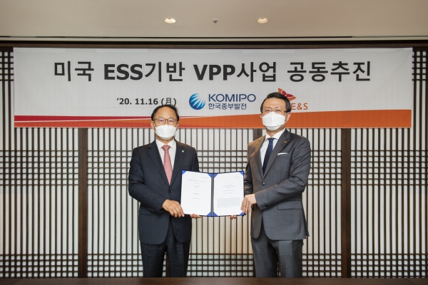 중부발전 박형구 사장(왼쪽)과  SK E&S 유정준 사장이 ESS기반의 VPP사업 공동추진계약을 체결하고 기념촬영을 하고 있다.