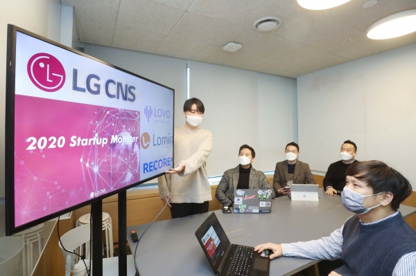 LG CNS ‘스타트업 몬스터’에 선정된 팀이 기념촬영하고 있다. (뒷줄 왼쪽부터)최우용 LOVO 대표, 이승건 LOVO 이사, 최병록 리코어 대표, 박범진 리코어 공동 창업자와 강지홍 로민 대표(앞줄).