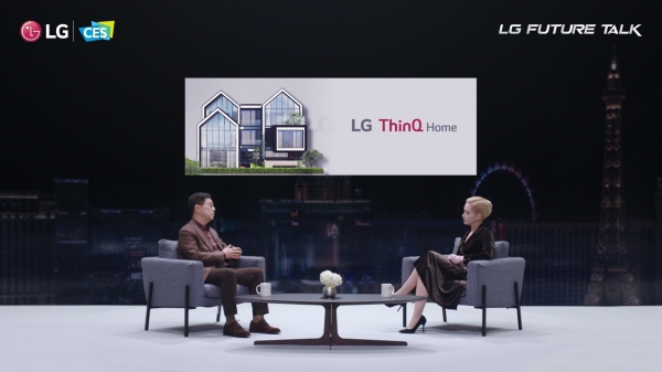‘LG 미래기술대담’에서 LG전자 CTO 박일평 사장(왼쪽)과 사회자 에이미 알리야(Amy Aleha)가 대화를 나누고 있다.