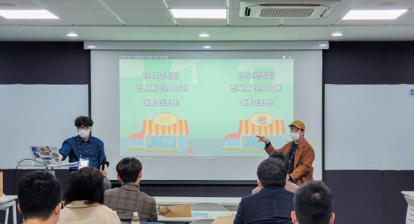 박윤찬 청년마케터 헤드디렉터(왼쪽)와 양성욱 조간마케팅 운영자가 마이크를 들고있다. [사진제공=청년마케터]