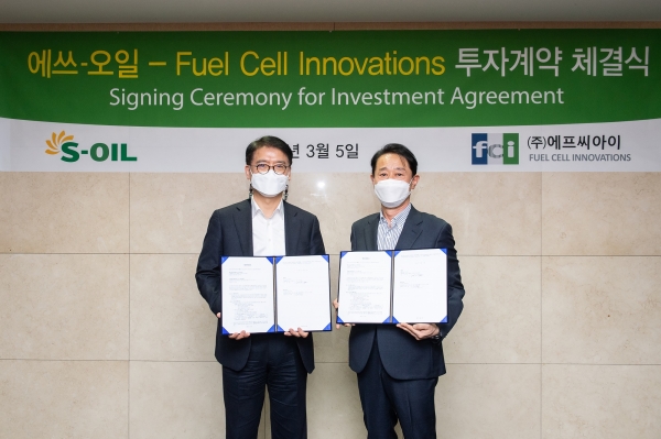 에쓰-오일 류열 사장(왼쪽)과 FCI 이태원 대표가 투자계약을 체결한 뒤 기념촬영을 하고 있다.
