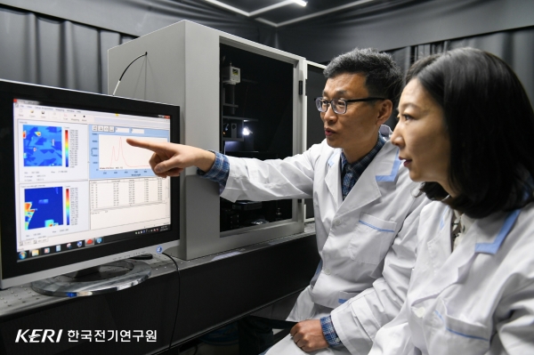한국전기연구원 방욱(왼쪽)·나문경(오른쪽) 박사가 '전력반도체용 SiC 소재'의 결함을 분석 및 평가하고 있다