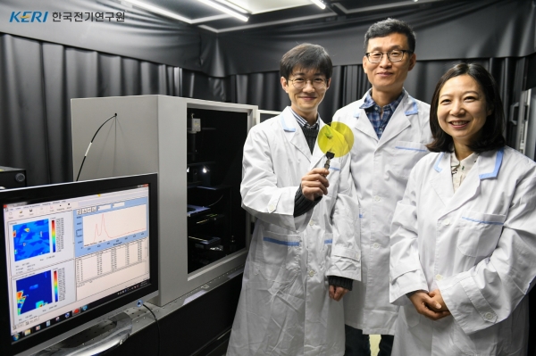 ‘전력반도체용 SiC 소재 결함 분석 및 평가기술'을 개발한 한국전기연구원 전력반도체연구센터(왼쪽부터 정현진·방욱·나문경 연구원)