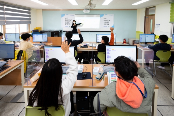 '삼성 주니어 SW 아카데미'를 운영하는 충청북도 '괴산명덕초등학교'에서 AI 수업이 진행되고 있다.
