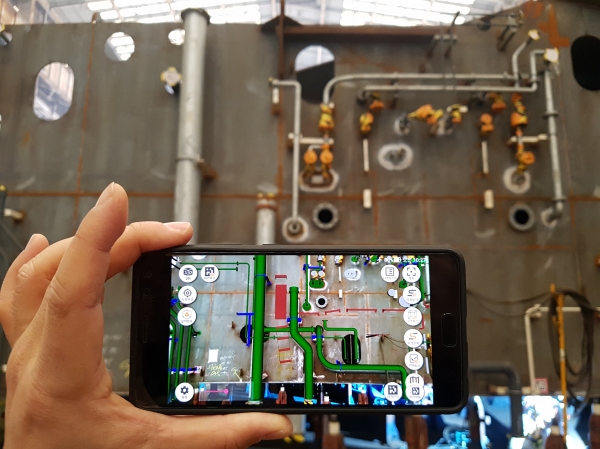 스마트폰 카메라로 선박 블록을 비추면 작업할 배관 및 전계 장치가 3D로 표시되어 도면 판독 시간을 줄이고 설치 오류를 예방할 수 있다.