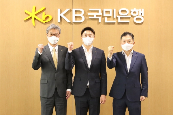 (왼쪽부터)허인 KB국민은행장, 김완수 스타즈 신임감독, 김진영 단장