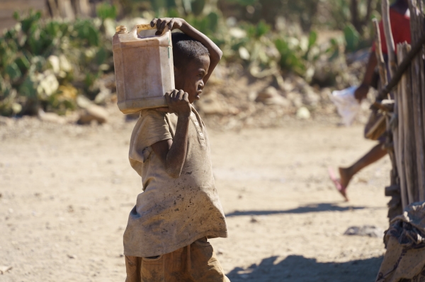 ▲사진=지난 1년간은 평년 대비 50%도 되지 않는 강수량에 식수부족으로 고통받는 현지에서 물을 담아가는 마다가스카르의 남부지역의 한 어린이   [제공/푸른나무 아프리칸리더십]
