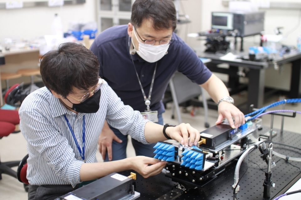 한국표준과학연구원에서 LG-KAIST 6G 연구센터 연구원이 개발 빔포밍 시스템을 테스트 하고 있다. LG-KAIST 6G 연구센터 김당오 선임연구원(왼쪽)과 한국표준과학연구원 권재용 책임연구원.