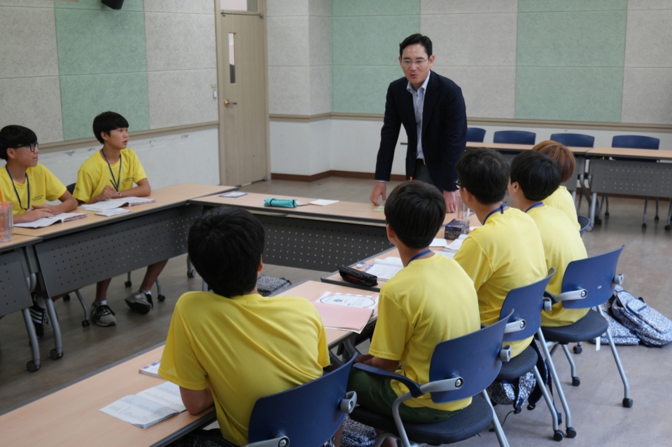 2015년 8월 광주 전남대학교에서 열린 드림클래스 여름 캠프를 방문한 이재용 삼성전자 부회장이 캠프에 참여한 중학생들을 격력하고 있다