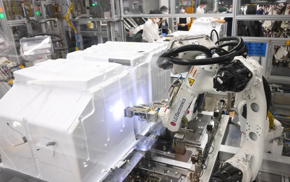 통합생산동의 냉장고 생산라인에서 로봇이 냉장고를 조립하는 모습.