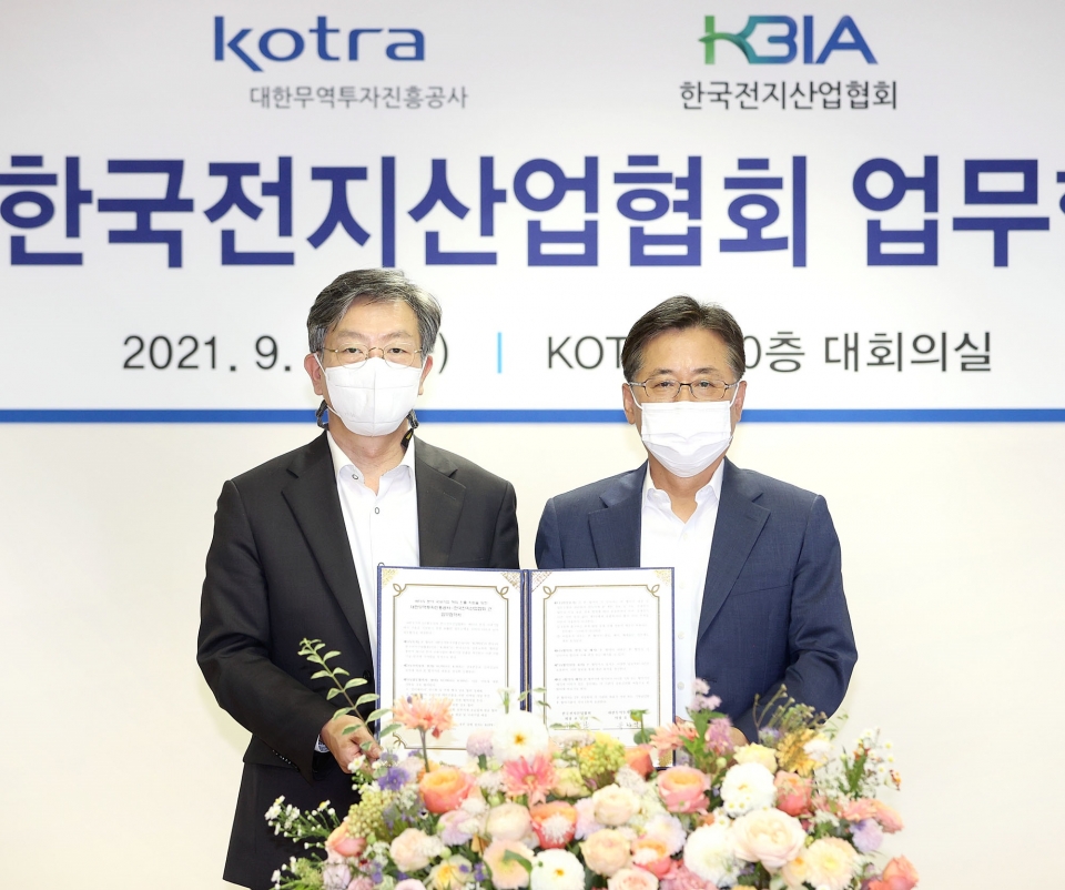 유정열 KOTRA 사장(왼쪽)이 업무협약서 체결 후 정순남 한국전지산업협회 부회장과 기념 촬영을 하고 있다.