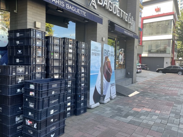 서울 한 파리바게트 앞에 물류 배송 트레이가 쌓여 있다.