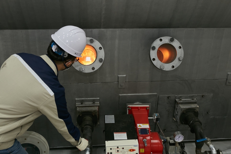 에코크레이션의 열분해 기술이 적용된 뉴에코원 공장 엔지니어가 열분해유 생산 설비를 시험 가동하고 있다.