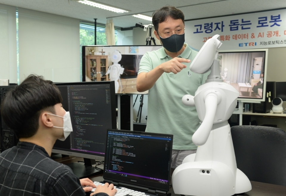 ETRI 연구진이 개발한 휴먼케어 AI 소프트웨어를 탑재한 로봇을 시연하는 모습