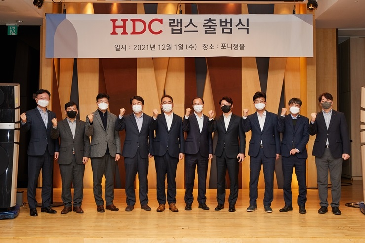 (왼쪽에서 네번째부터) 김희방 상무,,김성은 HDC랩스대표이사, 유위동 상무가 HDC랩스 출범식 후 기념촬영하고 있다