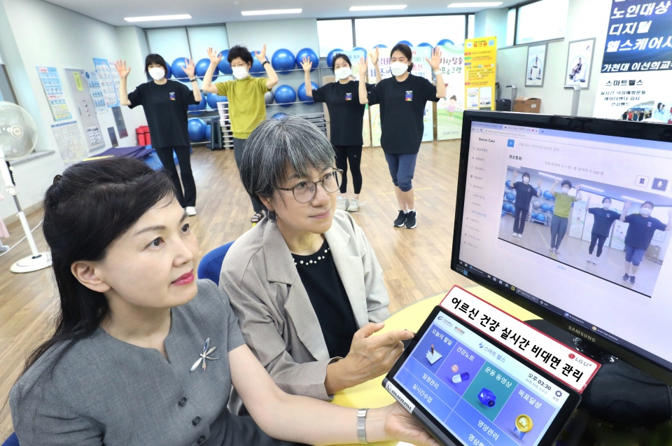 가천대학교 이선희 교수, 이영아 LG유플러스 헬스케어 분야 전문위원과 LG유플러스 및 인천시 남동구청 관계자들이 스마트 실버케어 앱을 시연하고 있는 모습.