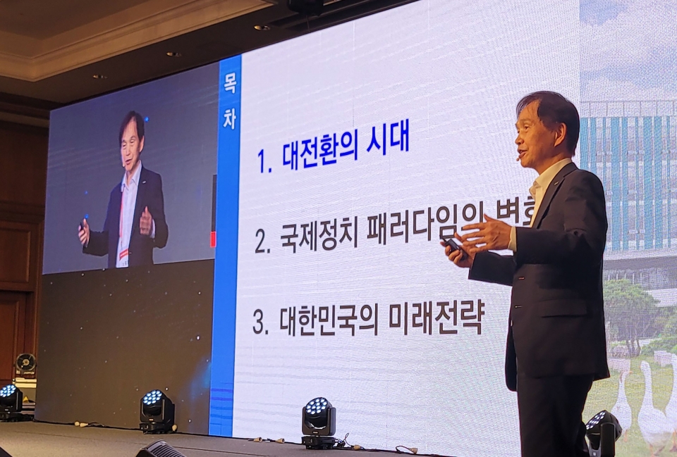 이광형 한국과학기술원 총장이 20일 제주 롯데호텔에서 열린 '2022 전경련 CEO 제주하계포럼'에 참석해 '대전환 시대의 대한민국'을 주제로 기조강연을 하고 있다.