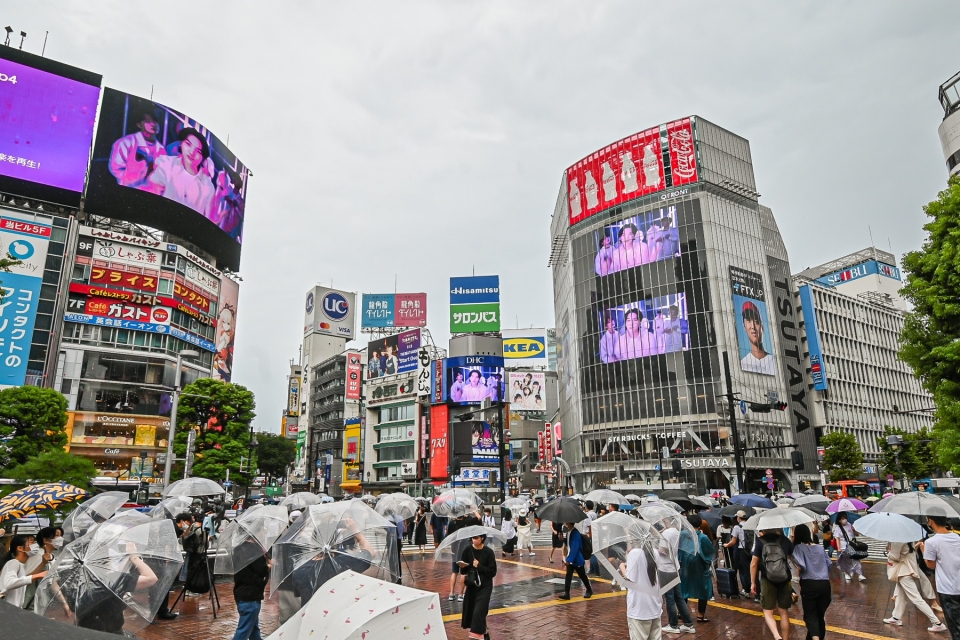 일본 도쿄의 시부야에서 '갤럭시 Z 플립4 X BTS' 디지털 영상이 상영되는 모습